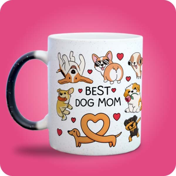 Біла чашка з блискітками "Best Dog Mom" з принтом кумедних собак, вигляд з лівого боку