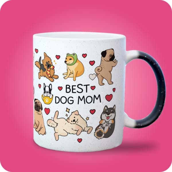 Біла чашка з блискітками "Best Dog Mom" з принтом кумедних собак, вигляд з правого боку