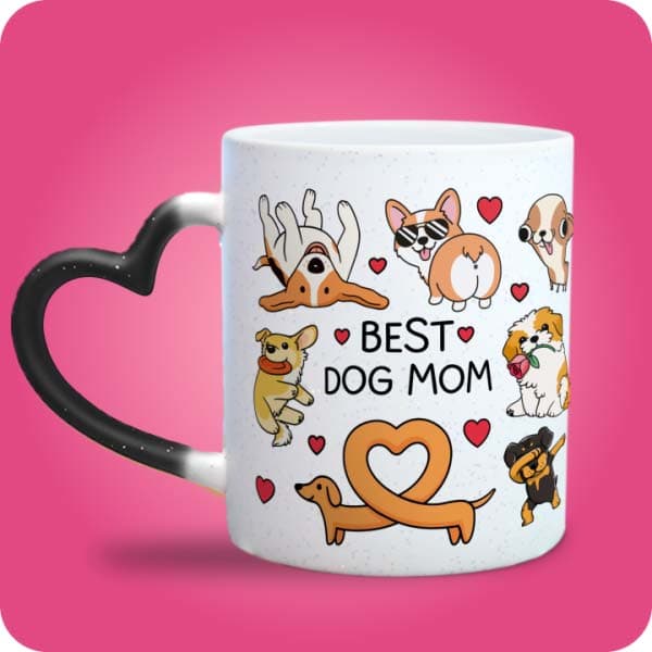 Біла чашка з блискітками "Best Dog Mom" з принтом кумедних собак, вигляд чашки хамелеон з ручкою сердечко