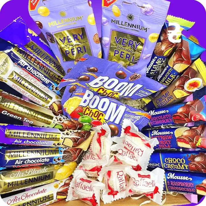 Super Sweet Box із шоколадом, Raffaello, батончиками та драже Millennium у фіолетовій подарунковій коробці крупний план