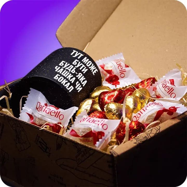Sweet and Gold Box з Raffaello, золотими та червоними цукерками-сердечками у патріотичній крафтовій коробці, приклад з чашкою крупний план