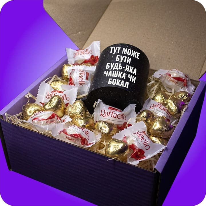 Purple Gold Box з Raffaello та золотими цукерками-сердечками у фіолетовій подарунковій коробці, приклад з чашкою, крупний план