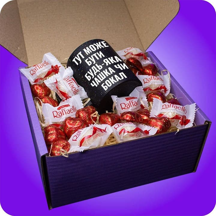 Purple Box з Raffaello та червоними цукерками-сердечками у фіолетовій подарунковій коробці, приклад з чашкою крупний план
