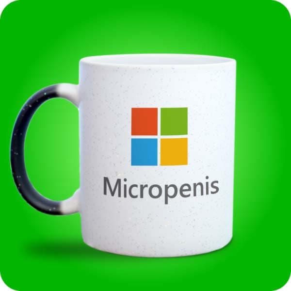 Біла чашка з пародійним логотипом Microsoft і написом "Micropenis", вигляд з лівого боку