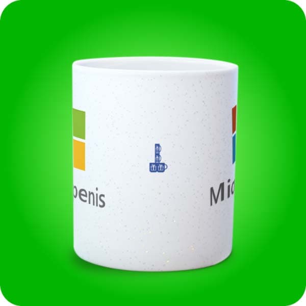 Біла чашка з пародійним логотипом Microsoft і написом "Micropenis", вигляд по центру