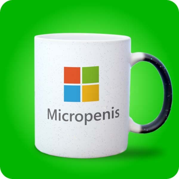 Біла чашка з пародійним логотипом Microsoft і написом "Micropenis", вигляд з правого боку