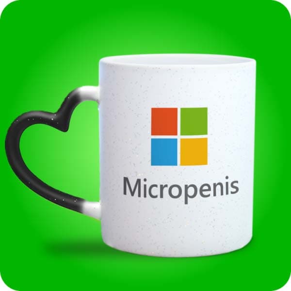 Біла чашка з пародійним логотипом Microsoft і написом "Micropenis", вигляд чашки хамелеон з ручкою сердечко