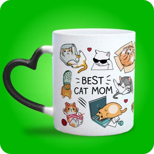 Біла чашка з блискітками "Best Cat Mom" з принтом кумедних котиків, вигляд чашки хамелеон з ручкою сердечко